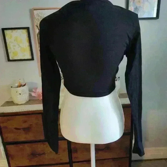 Black long sleeve crop top with deep V (10) - Picture 2 of 2